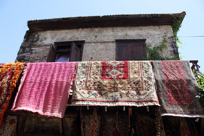 色彩與遮蔽的織物之舞 探秘多彩紡織品遮篷的世界